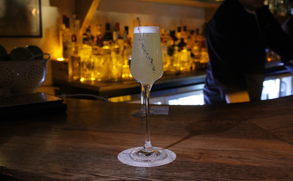 Baltra, un bar inspirado en los viajes de Charles Darwin. Foto: Alan Nájera / El Universal