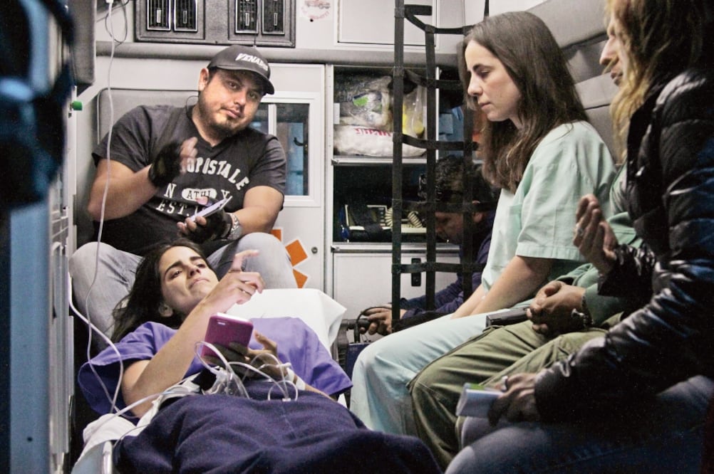 La actriz (de azul) interpreta a una narcotraficante colombiana (CARLOS MEJÍA. EL UNIVERSAL)