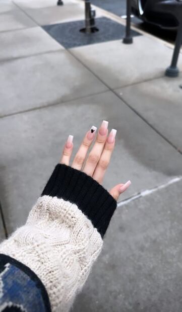 Las uñas cuadradas de Ángela Aguilar que te harán ver elegante
