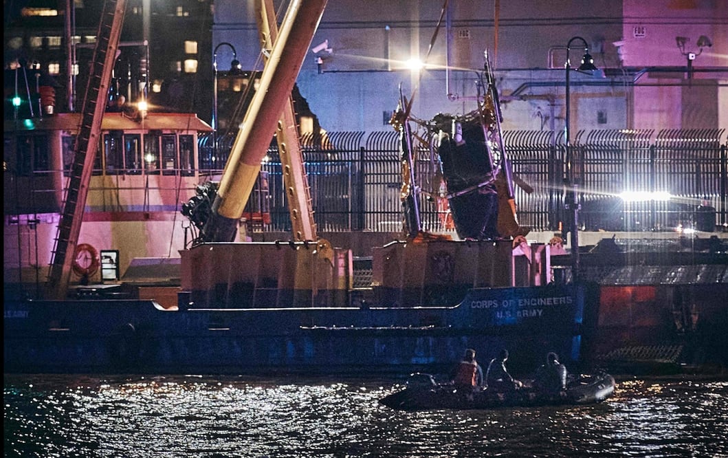 Una grúa levanta los restos de un helicóptero que se estrelló en el río Hudson, el jueves 10 de abril de 2025, en Nueva York, Estados Unidos. Foto: AFP