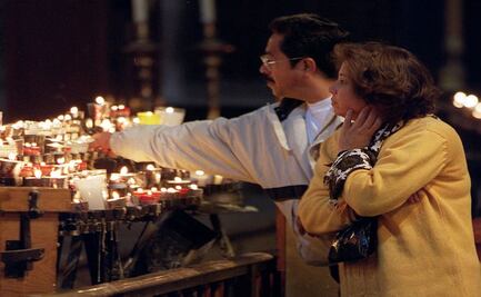 Pobladores despiden con veladoras y vestidos de blanco a madre e hija asesinadas en Apatzingán