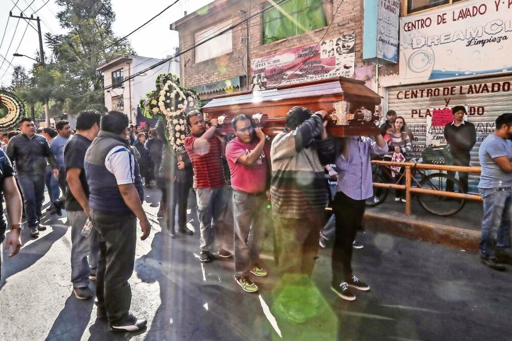 Durante la caminata hacia el panteón los asistentes lanzaron consignas en las que pedían justicia para el joven. Comentaron que los ladrones no eran del rumbo “porque todos conocían y respetaban a Gerardo en el barrio”.  (GERMAN ESPINOSA. EL UNIVERSAL)