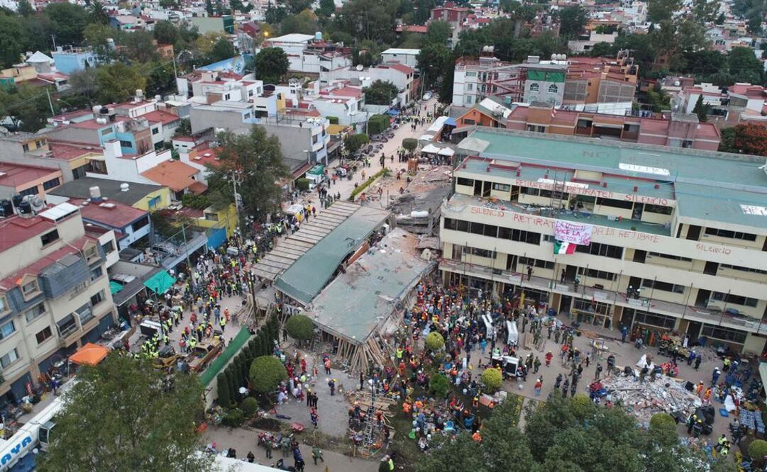 Entre escombros, Frida pide agua en escuela Enrique Rébsamen