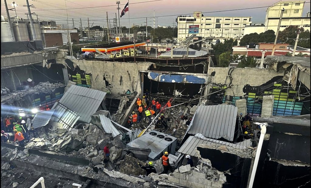 Rescatistas laboran entre los escombros después del desplome del techo de la discoteca Jet Set, ubicada en Santa Domingo, República Dominicana, el 8 de abril de 2025. Foto: AP