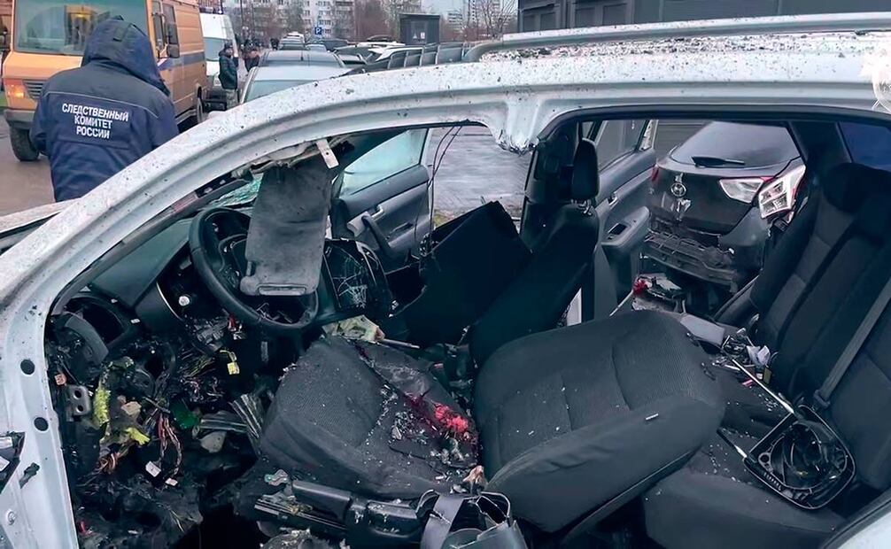 Esta imagen tomada de un video proporcionado por el Comité Investigador de Moscú el lunes 22 de diciembre de 2025 muestra la escena donde el teniente general Fanil Sarvarov, jefe del Directorio de Entrenamiento Operacional del Estado Mayor de las Fuerzas Armadas Rusas fue asesinado por un dispositivo explosivo colocado bajo su auto, en Moscú. Foto: AP