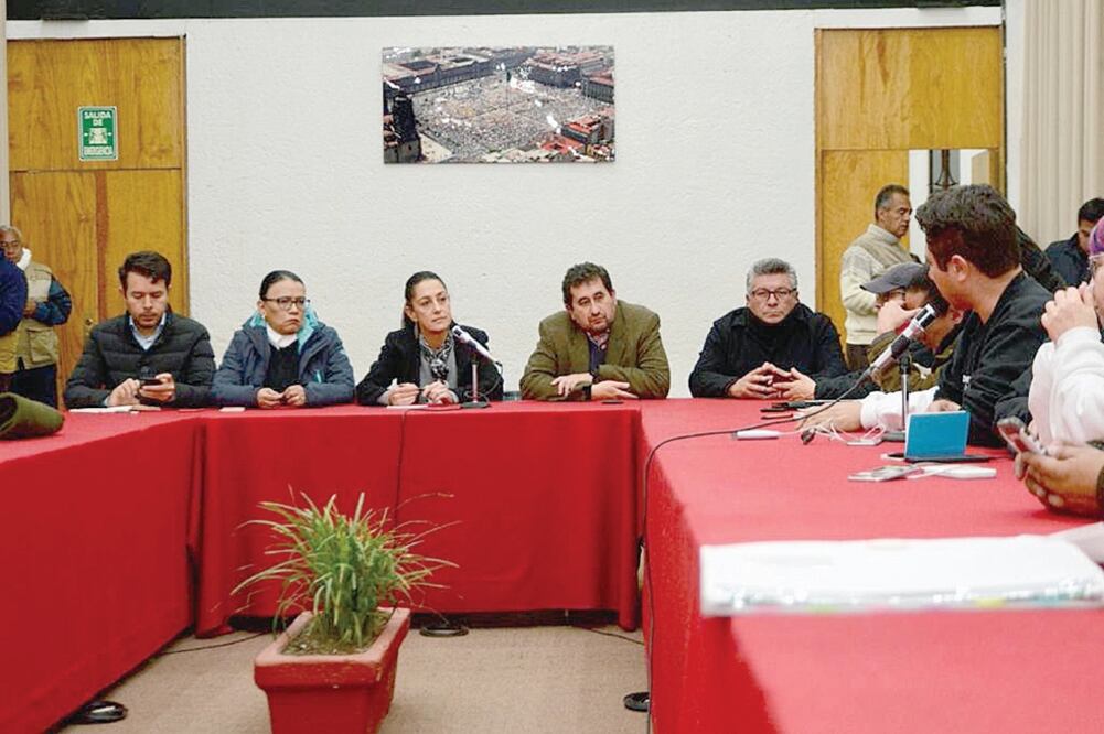 La jefa de Gobierno de la Ciudad de México, Claudia Sheinbaum, flanqueada por la secretaria de Gobierno, Rosa Icela Rodríguez (segunda de izq. a der.), y el comisionado para la reconstrucción, César Cravioto (cuarto), en la reunión. Foto: ESPECIAL