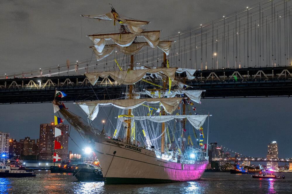 Choque del Buque Cuauhtémoc contra puente de Brooklyn. Foto: EFE/ Angel Colmenares