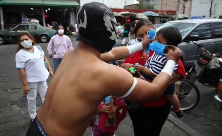 Luchadores “Combaten” la pandemia en Xochimilco