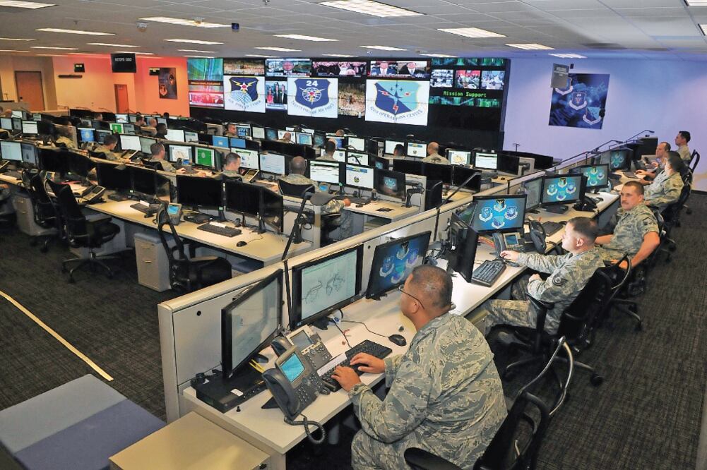 Personal del Centro de Operaciones 624, en la base conjunta de San Antonio, Texas, conduce operaciones cibernéticas (WILLIAM BELCHER. FUERZA AÉREA DE EU)