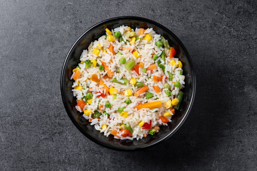 Aprende a preparar arroz a la jardinera, una receta sencilla y económica para cualquier ocasión. Foto: Freepik