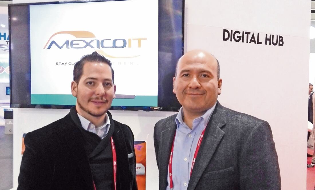 Gustavo Rivero, director de MéxicoIT, y Alfredo Pacheco, director general de la Canieti, en el MWC. (CARLA MARTÍNEZ. EL UNIVERSAL)
