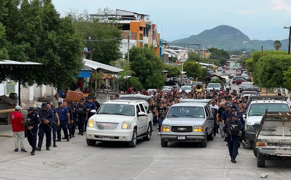 Caravana rumbo al panteón para despedir a la alcaldesa de Tepalcatepec y su esposo asesinados en Michoacán (18/06/2025). Foto: Carlos Arrieta / EL UNIVERSAL