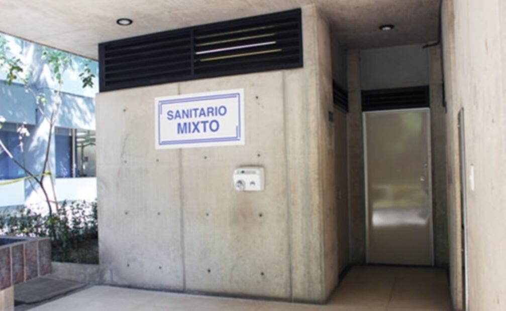 UNAM estrena en Facultad de Química sanitario neutro para personas de la comunidad LGBT