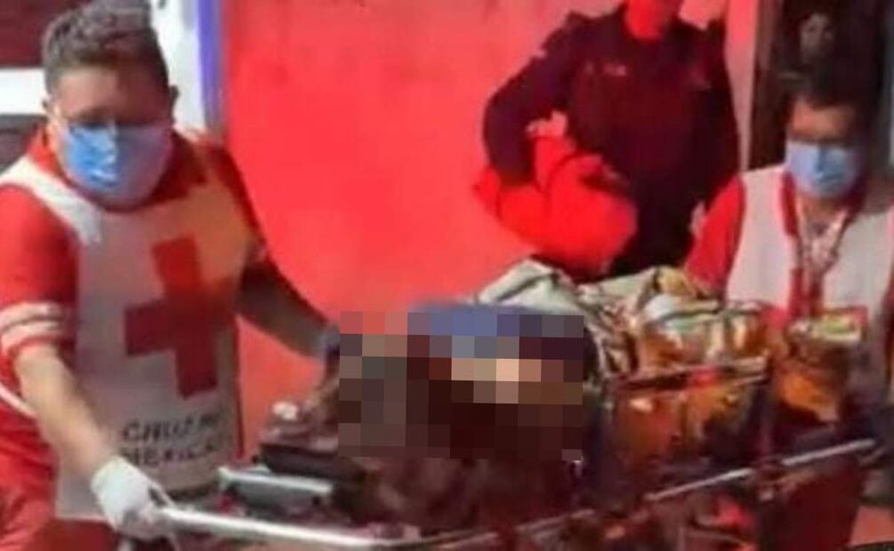 Paramédicos de la Cruz Roja auxilian a joven yucateca tras ser agredida por un hombre (25/04/2025). Foto: Especial