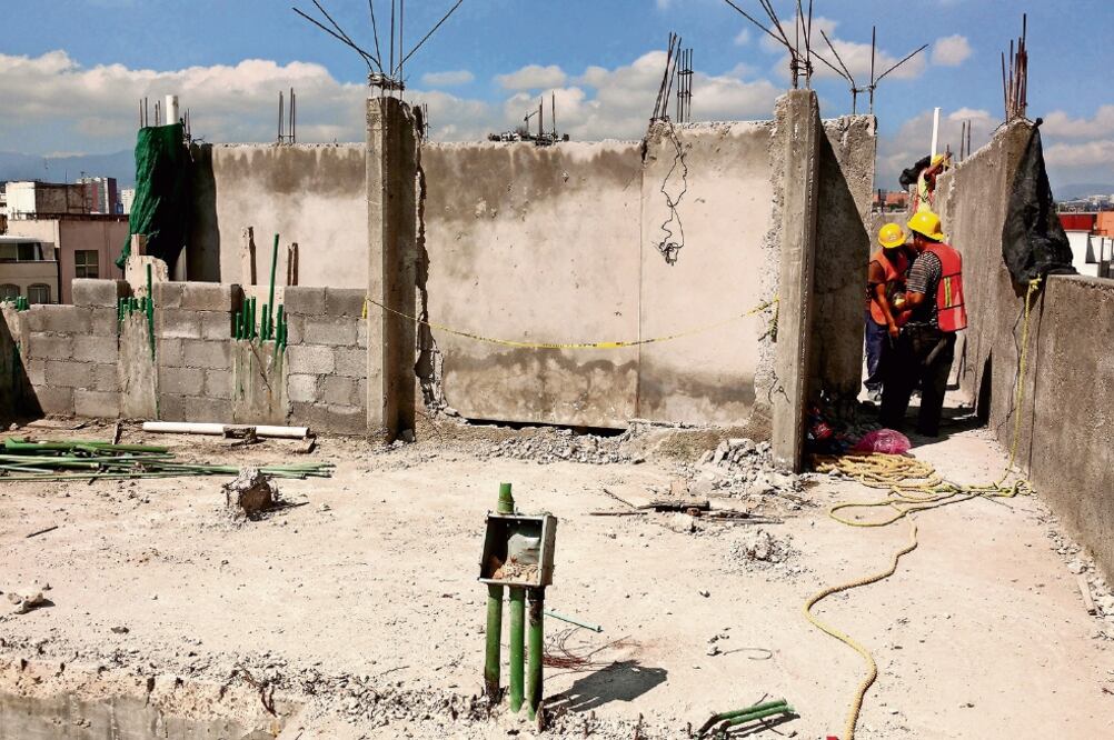 Imagen del sexto nivel inconcluso en obra ilegal de Puente de la Morena 94, el cual es uno de tres pisos que serán demolidos por incumplir con el Programa Delegacional de Desarrollo Urbano (GERARDO SUÁREZ. ELUNIVERSAL)