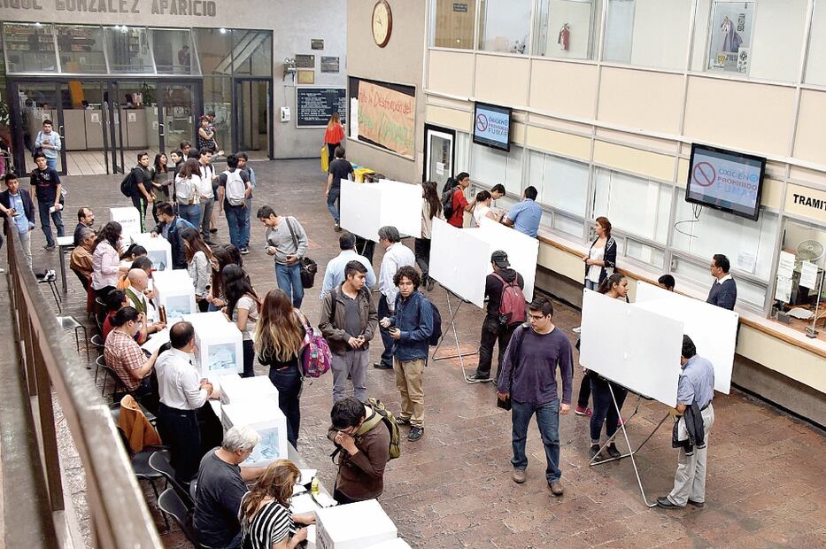 Estudiantes en la universidad.