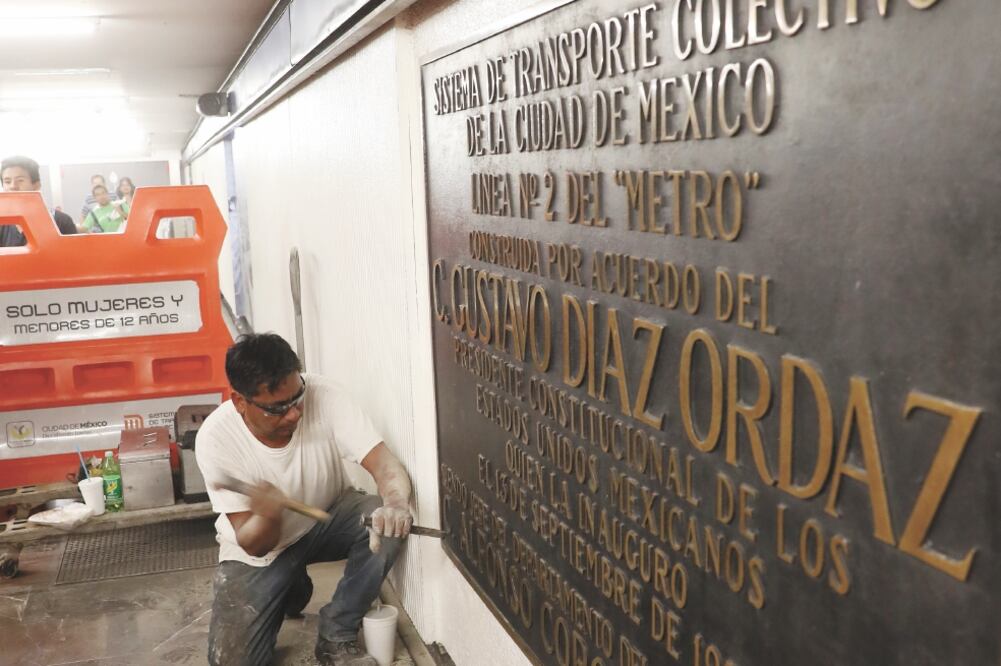Diferencias. El retiro de las placas con el nombre de Gustavo Díaz Ordaz generó polémica en diversos sectores. Foto: ARCHIVO EL UNIVERSAL