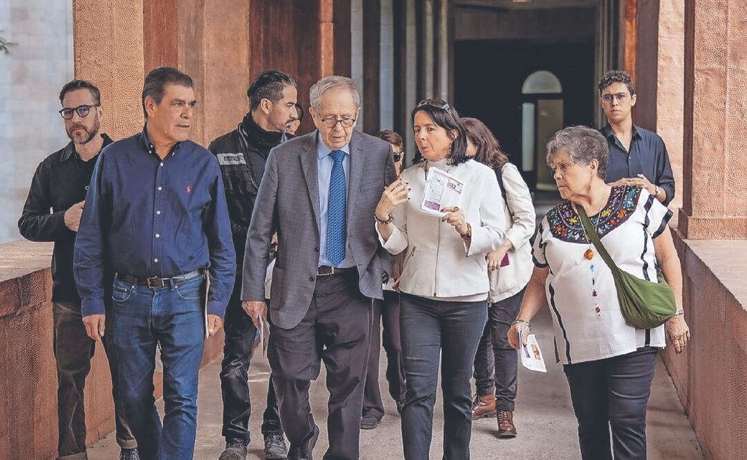 Emmanuel Ramírez Ruiz (extrema izquierda), de Estudio MMX, acompañó a Jorge Alcocer y a María Elena Álvarez-Buylla (ambos al centro) en un recorrido previo a la inauguración de Kalan. Foto: de Facebook Conahcyt