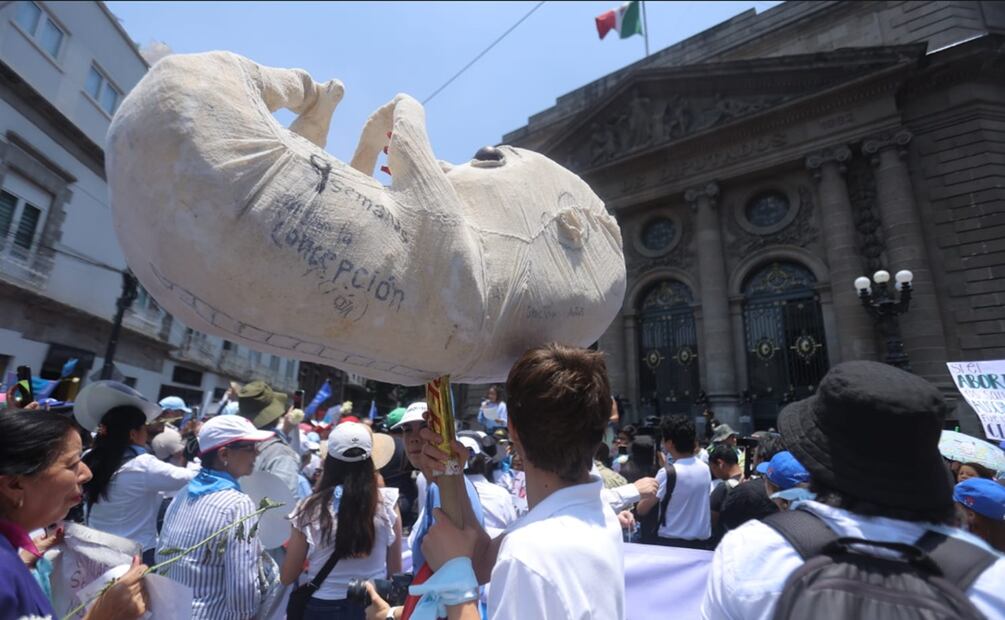 Organizaciones religiosas marcharon desde el Monumento a la Revolución para exigir un alto a la despenalización del aborto, el sábado 3 de mayo de 2025. Foto: Gabriel Pano/EL UNIVERSAL