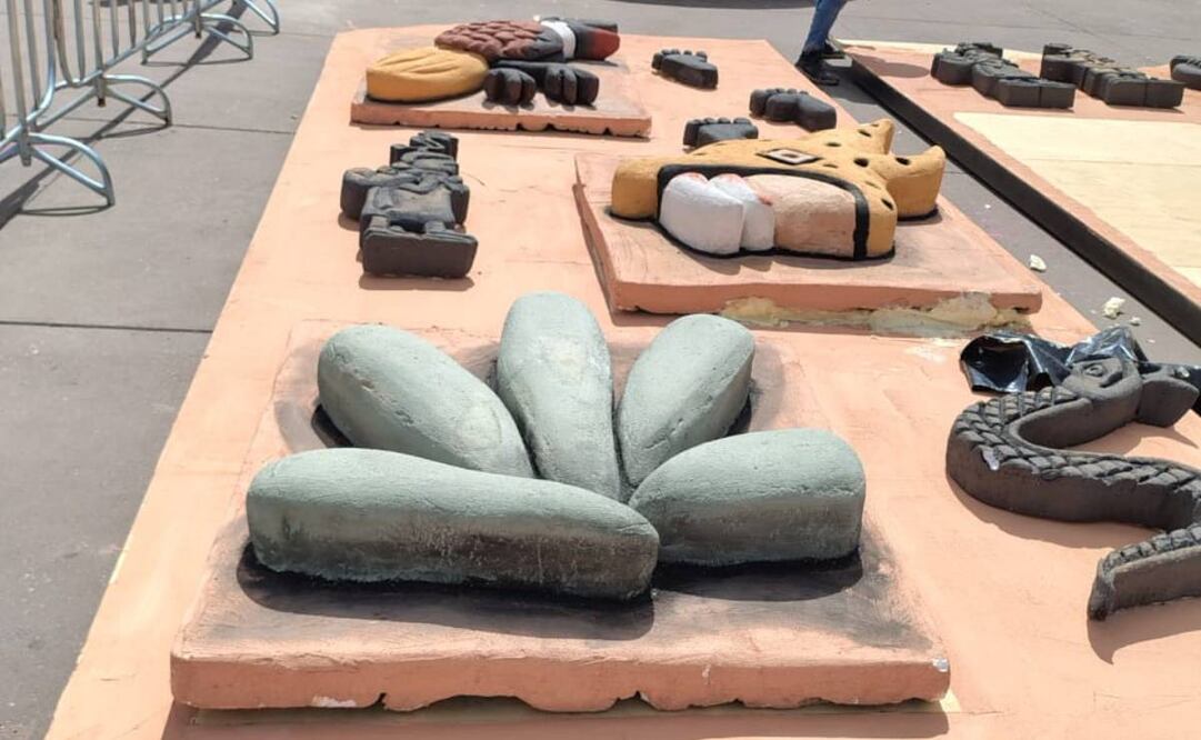 Integrantes del taller de arte Xibalbá organizados por el colectivo Zion Art Studio comenzaron el montaje de un códice junto a una representación de Nezahualcóyotl dorada.
Foto: Arantxa Meave