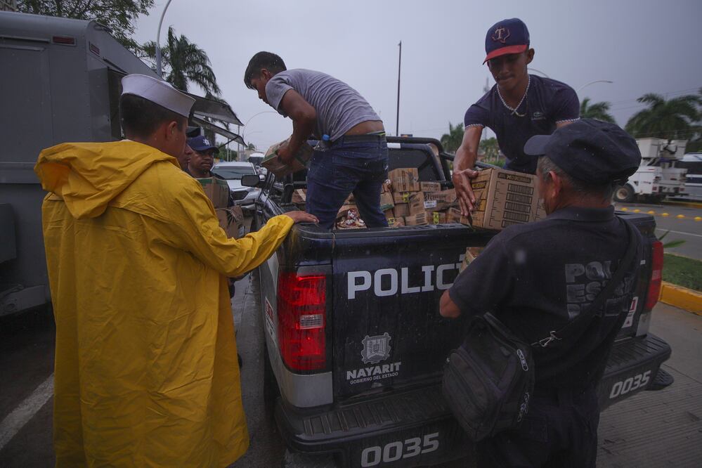 Apoyo a la población afectada por el paso de "Willa". Foto: Carlos Zepeda / EL UNIVERSAL