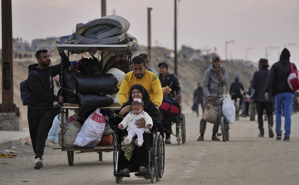 Palestinos desplazados avanzan desde el sur hacia el norte de Gaza en medio de un alto al fuego entre Israel y Hamás, en el centro de la Franja de Gaza, el 28 de enero de 2025. Foto: AP