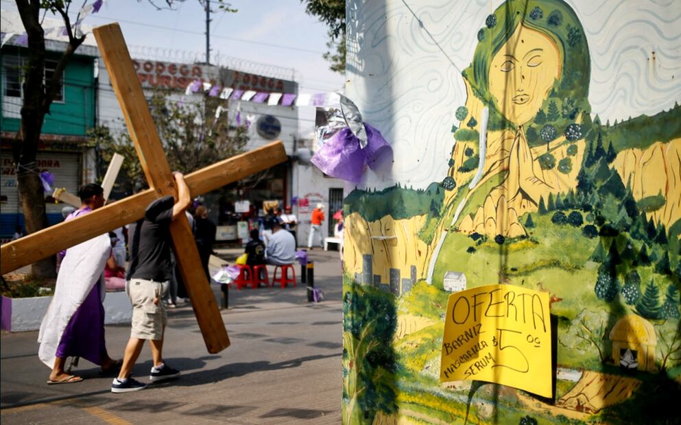 Nazarenos recorren las calles de Iztapalapa durante la 182 Representación de la Pasión de Cristo en Iztapalapa, el viernes 18 de abril de 2025. Foto: Darío Luna / EL UNIVERSAL