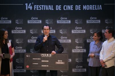 Dona Demián Bichir 120 mil pesos a padres de los 43