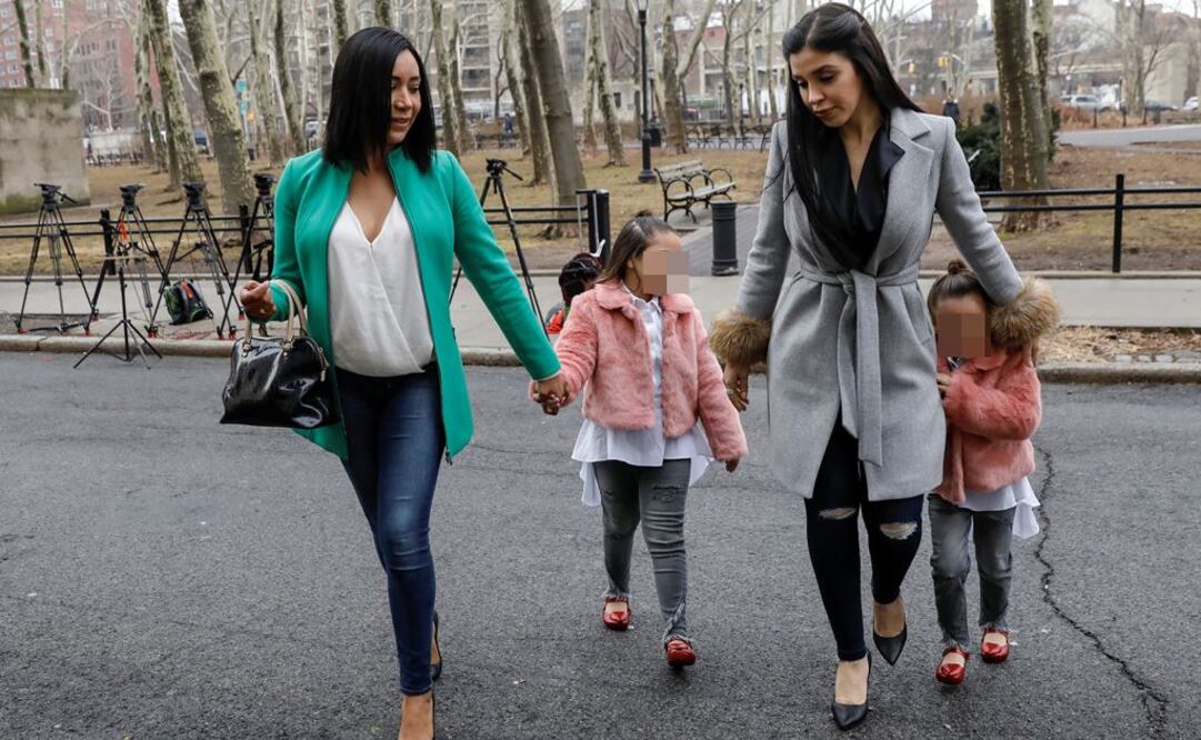 Emma Coronel, esposa de Joaquín Guzmán Loera, acompañada de las hijas de El Chapo, acudió a la audiencia en la Corte Federal de Nueva York donde se sigue el proceso en contra del narcotraficante. (BRENDAN MCDERMID. REUTERS)