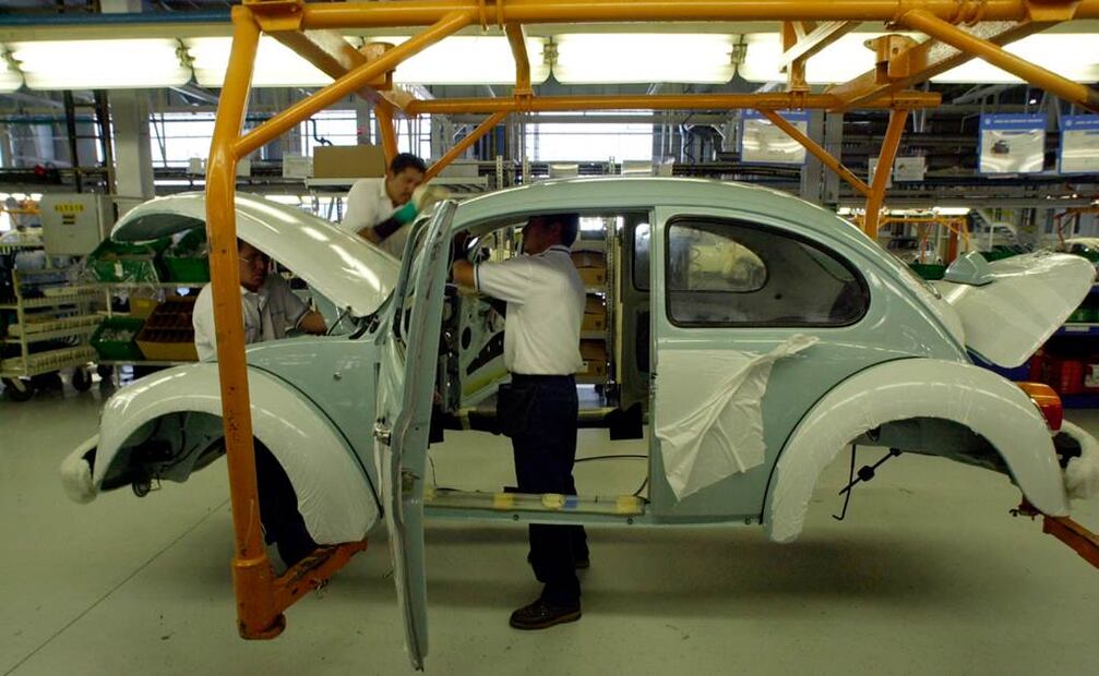 Un Volkswagen Sedán (Vocho) en las líneas de producción.