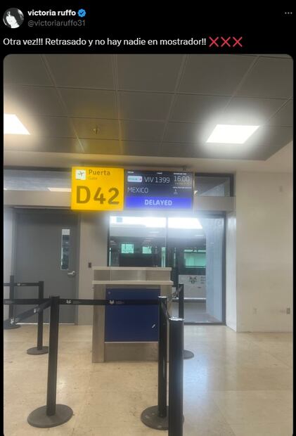 Victoria Ruffo en el aeropuerto. Foto: Vía X.