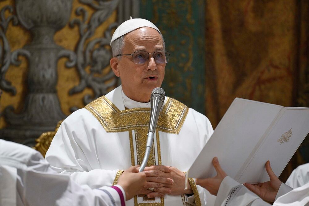 El recién elegido papa León XIV concelebra una misa con el colegio de Cardenales en la capilla Sixtina tras su elección como Pontífice de la Iglesia católica romana. Foto: AP