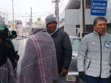 “Nadie nos ayuda”; migrantes esperan en Puente Internacional de Tamaulipas para cruzar a EU; están a la espera de nueva información