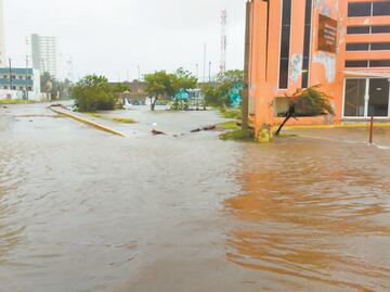 Huracán "Pamela" toca tierra y deja daño menor