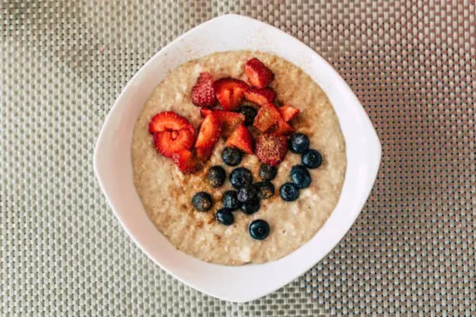 Reemplaza la granola por un tazón de avena cocida es más saludable. Foto: Unsplash