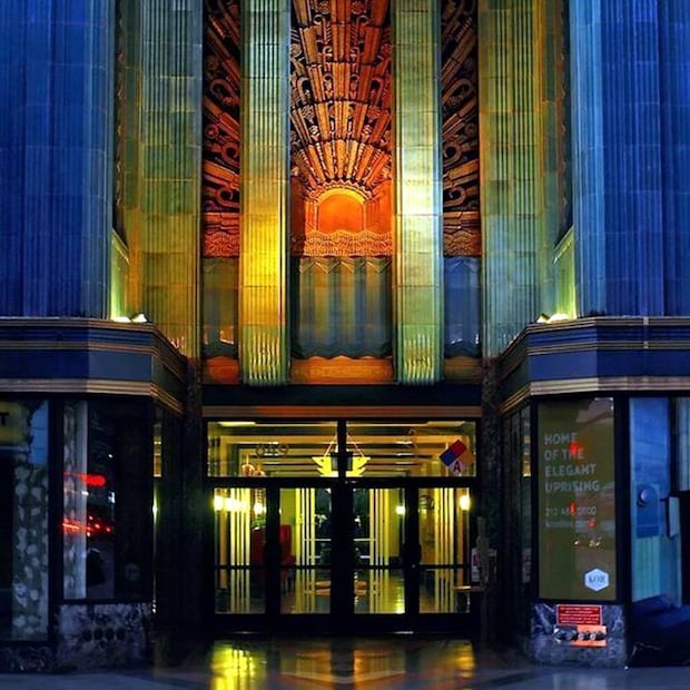 El edificio Eastern Columbia de Los Ángeles, con su distintiva fachada color turquesa, pareciera encapsular el año 1930 con su diseño art déco. Pinteresrt.