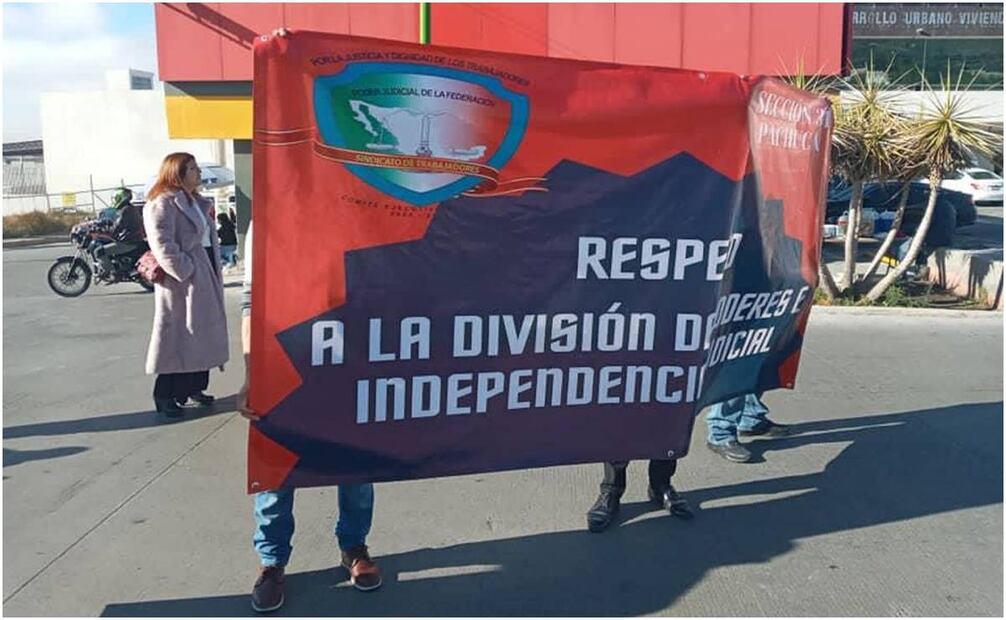 Trabajadores del Poder Judicial se manifiestan en Pachuca. Foto: Especial