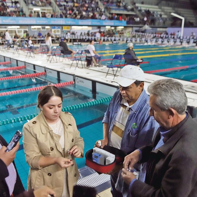 El agua fue analizada y arrojó una mala mezcla de químicos. Foto: CARLOS ZEPEDA. EL UNIVERSAL
