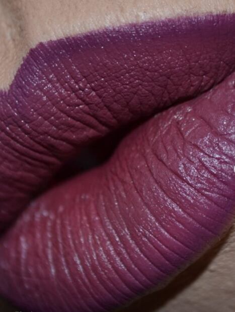 Este labial es perfecto para potenciar el maquillaje con tonos metálicos. Instagram @maccosmetics