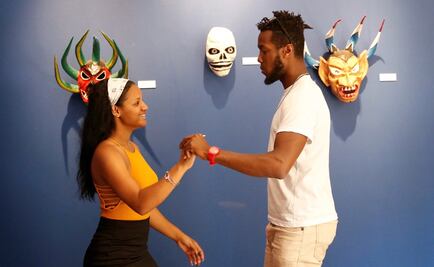 Bailan bachata y merengue en museo de Uruguay