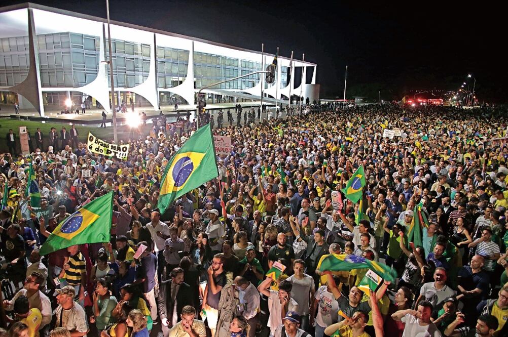Simpatizantes y detractores de Dilma y Lula se manifestaron ayer frente al palacio presidencial de Planalto, en Brasilia (ERALDO PERES. AP)