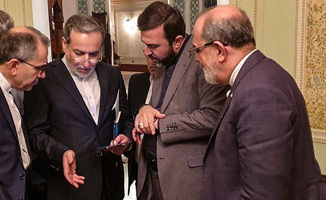 El ministro de Asuntos Exteriores de Irán, Abbas Araghchi hablando con miembros de la delegación iraní tras una reunión en Mascate. Estados Unidos desea un acuerdo nuclear "lo antes posible", declaró Irán tras unas conversaciones poco habituales el 12 de abril. Foto: AFP