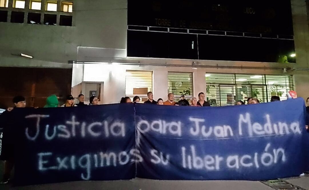 En los juzgados penales de Cuautitlán Izcalli, familiares de Juan Medina, un hombre de 82 años de edad con problemas de salud, exigieron su liberación en una gran manta; alrededor de las 20:00 horas, el juez decretó su libertad condicional. Foto: Rebeca Jiménez | El Universal