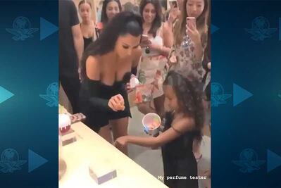 Kim Kardashian enciende las redes sociales con pronunciado escote