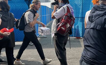 Sebastian Vettel llegó al Autódromo Hermanos Rodríguez con un pastel de una popular pastelería en México