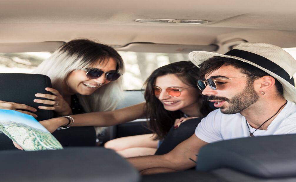 Viajar con un exceso de gente en tu coche puede causarte una multa. Foto: Freepik