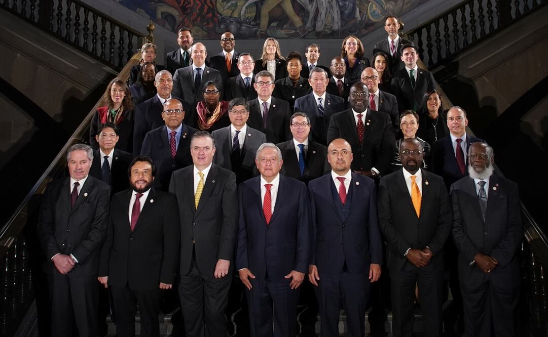 El presidente Andrés Manuel López Obrador junto a ministros, viceministros, embajadores y representantes de 29 países y organismos regionales. Foto: Twitter @lopezobrador