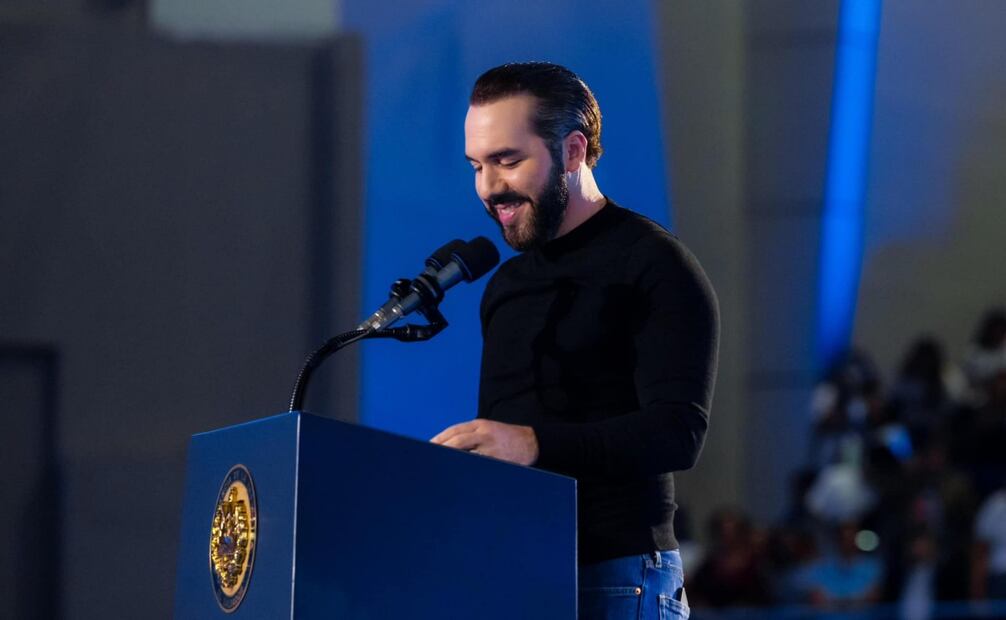 El pasado lunes 12 de mayo, campesinas y campesinos de la comunidad de El Bosque se manifestaron a las afueras de la casa del Presidente de El Salvador, Nayib Bukele. Foto: Facebook @GobiernoSV