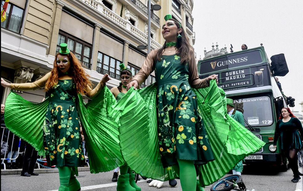 Participantes del Desfile de San Patricio marchan por las calles de Madrid. Foto: EFE
