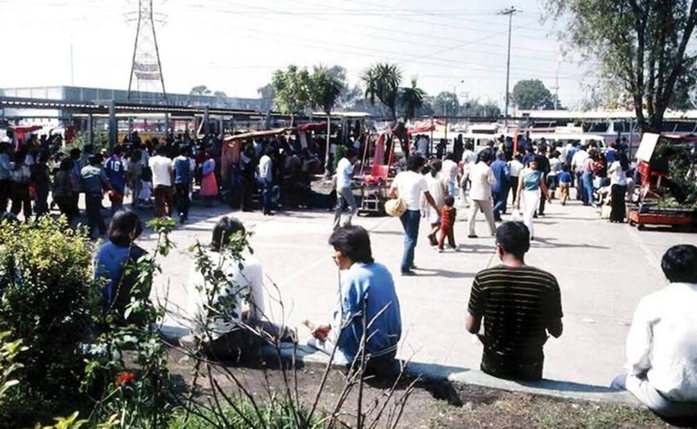 Así era el paradero de autobuses del Metro Tasqueña en 1981. En la actualidad este punto resulta irreconocible por la cantidad de puestos en las inmediaciones. Colección Villasana.